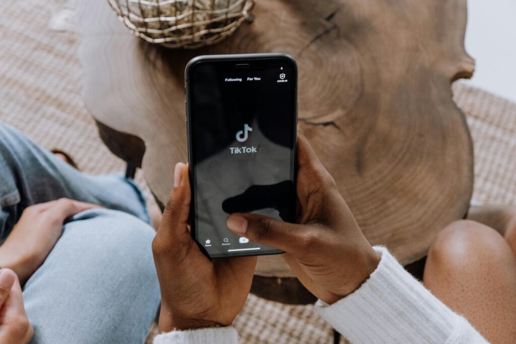 Why Building a Strong Social Presence Creates Instant Trust and Loyalty